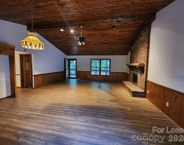 9000 Oakridge Drive - Photo Thumbnail 2