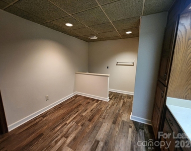 9000 Oakridge Drive - Photo Thumbnail 12