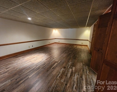 9000 Oakridge Drive - Photo Thumbnail 6
