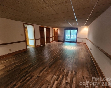 9000 Oakridge Drive - Photo Thumbnail 3