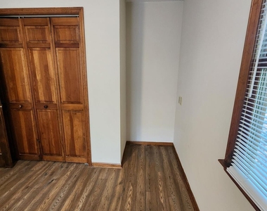 9000 Oakridge Drive - Photo Thumbnail 5