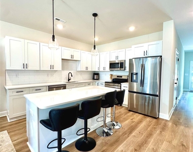 507 Greenwood Drive - Photo Thumbnail 3
