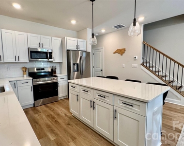 507 Greenwood Drive - Photo Thumbnail 4