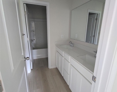 223 Brentwood Drive - Photo Thumbnail 6