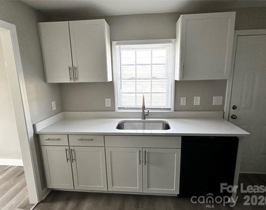 920 Holt Street - Photo Thumbnail 3