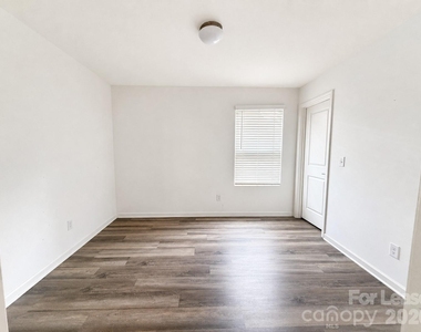 3220 Capitol Drive - Photo Thumbnail 6