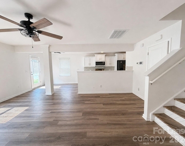 3220 Capitol Drive - Photo Thumbnail 5