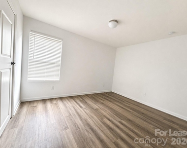 3220 Capitol Drive - Photo Thumbnail 7