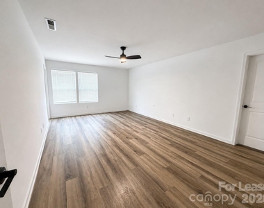 3220 Capitol Drive - Photo Thumbnail 10