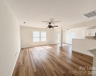 3220 Capitol Drive - Photo Thumbnail 4