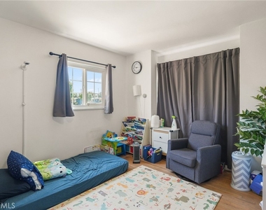 2358 Snowden Avenue - Photo Thumbnail 20