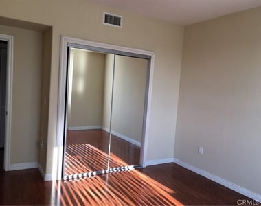 15435 Vanowen - Photo Thumbnail 6