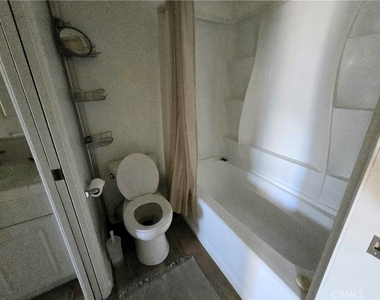 7641 Reseda - Photo Thumbnail 14