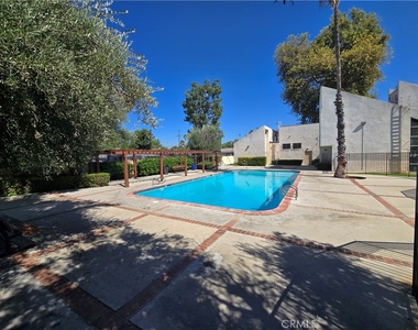 7641 Reseda - Photo Thumbnail 2