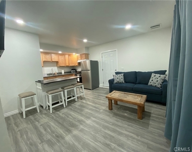 10059 Woodale Avenue - Photo Thumbnail 5