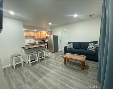 10059 Woodale Avenue - Photo Thumbnail 2