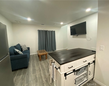 10059 Woodale Avenue - Photo Thumbnail 1