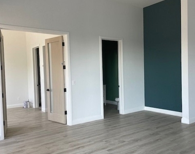 22520 Clarendon - Photo Thumbnail 4