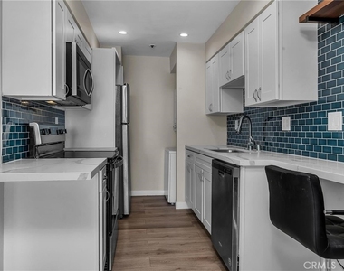 535 Esplanade - Photo Thumbnail 7