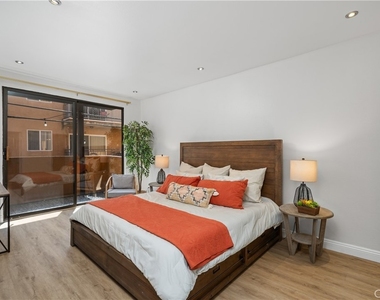 828 N Hudson - Photo Thumbnail 11