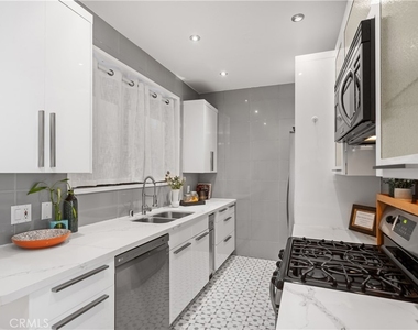828 N Hudson - Photo Thumbnail 8