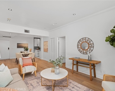 828 N Hudson - Photo Thumbnail 5