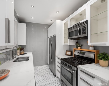 828 N Hudson - Photo Thumbnail 9