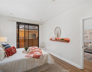 828 N Hudson - Photo Thumbnail 14