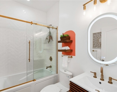 828 N Hudson - Photo Thumbnail 15