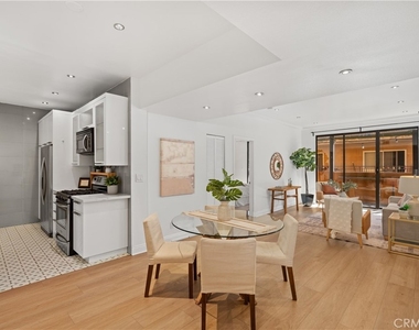 828 N Hudson - Photo Thumbnail 1