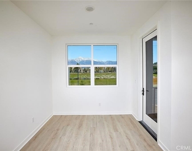 944 N Divino Privado - Photo Thumbnail 6