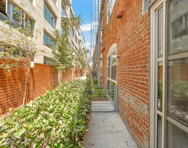 527 Molino - Photo Thumbnail 23