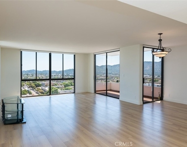 345 Pioneer Drive - Photo Thumbnail 7