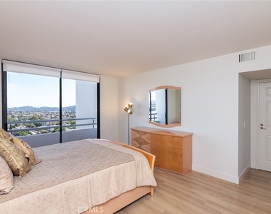 345 Pioneer Drive - Photo Thumbnail 17