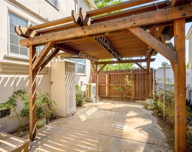 1101 Norton Avenue - Photo Thumbnail 18