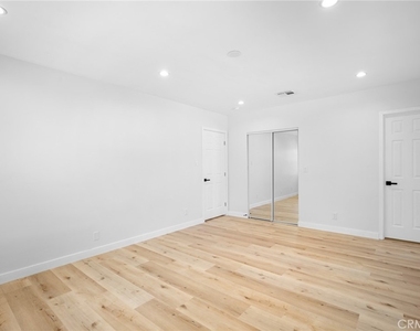 1101 Norton Avenue - Photo Thumbnail 12