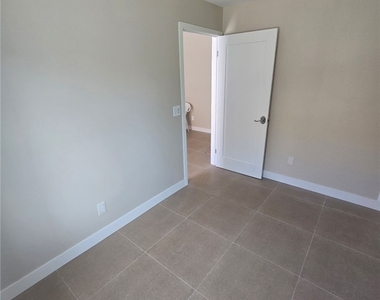 628 W 59th Place - Photo Thumbnail 8