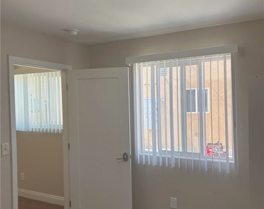 628 W 59th Place - Photo Thumbnail 13
