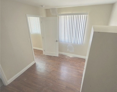628 W 59th Place - Photo Thumbnail 12