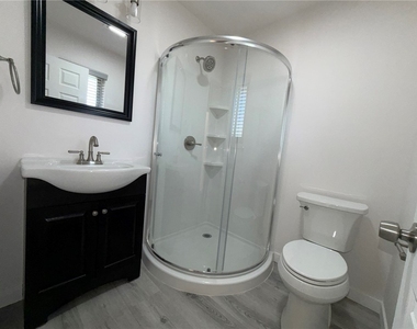 844 Woodlawn - Photo Thumbnail 12