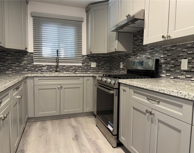 844 Woodlawn - Photo Thumbnail 5