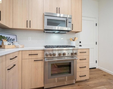 731 Beatrice St - Photo Thumbnail 11