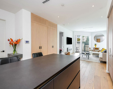 1030 N Kings Road - Photo Thumbnail 5