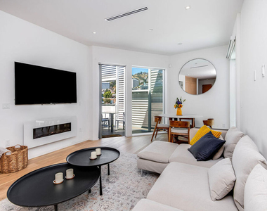 1030 N Kings Road - Photo Thumbnail 8