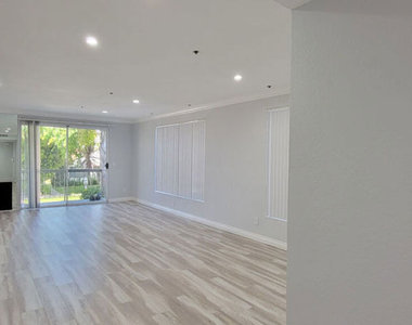 1844 Thayer Avenue - Photo Thumbnail 2