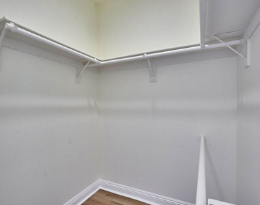 345 S Gramercy Place - Photo Thumbnail 5
