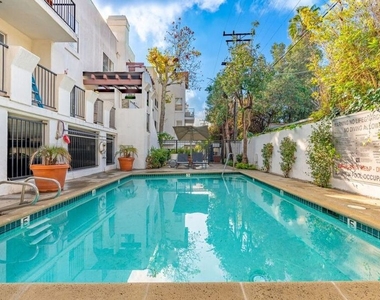 1031 N Crescent Heights - Photo Thumbnail 1
