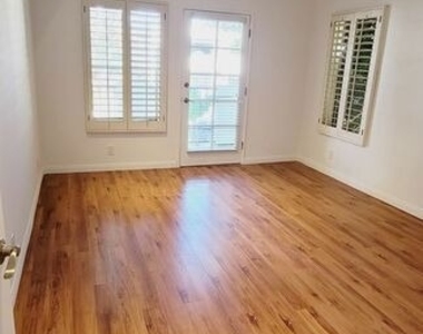 1031 N Crescent Heights - Photo Thumbnail 18