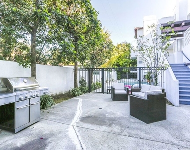 1031 N Crescent Heights - Photo Thumbnail 2