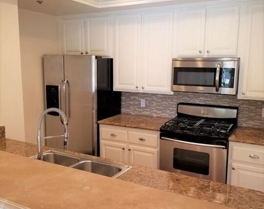 1031 N Crescent Heights - Photo Thumbnail 9